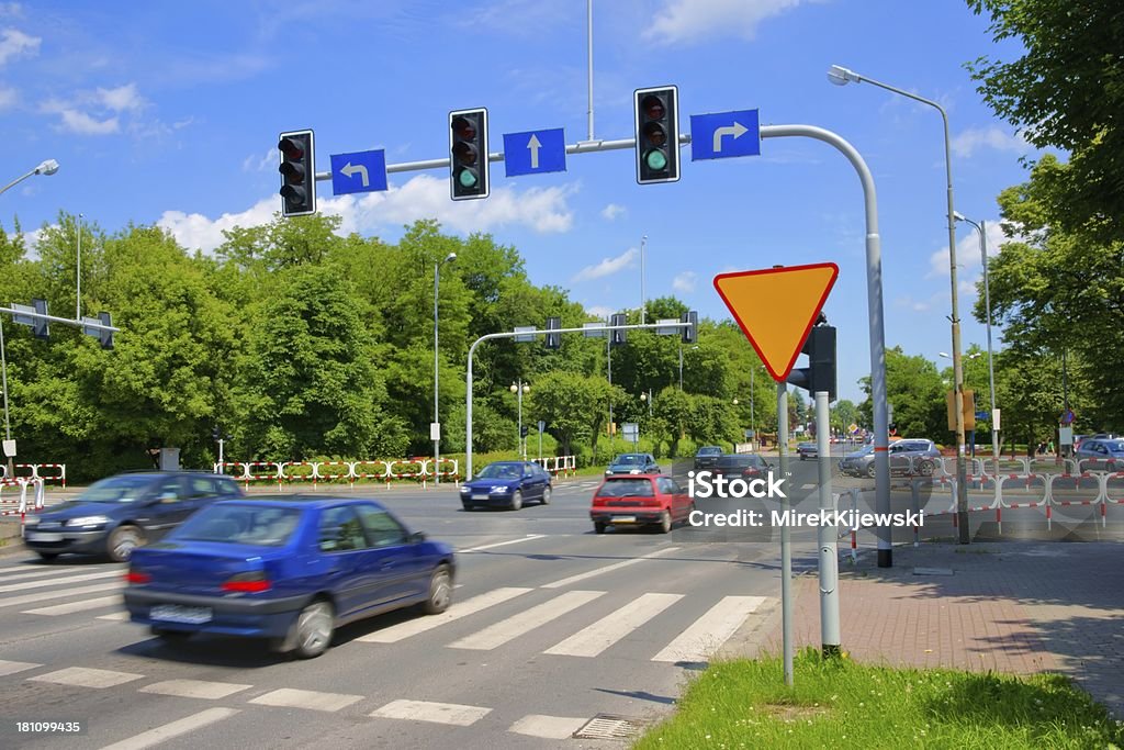 Scena urbana, automobili l'incrocio con il semaforo. - Foto stock royalty-free di Semaforo