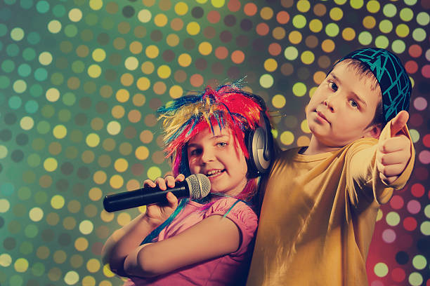vintage discoteca niños - headphones party little boys dancing fotografías e imágenes de stock