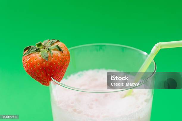 Frullato Alla Fragola Su Verde - Fotografie stock e altre immagini di Alimentazione sana - Alimentazione sana, Benessere, Bibita