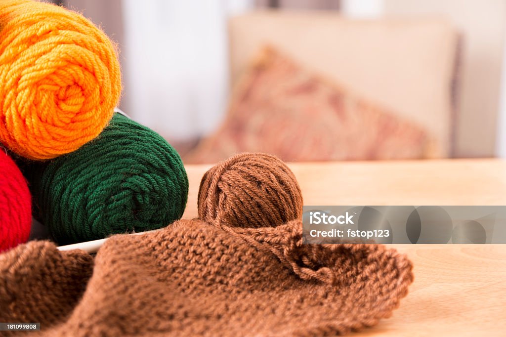 Das Leben zu Hause: Stricken links am Esstisch. Zu den Grundlagen zurückkehren ". - Lizenzfrei Accessoires Stock-Foto