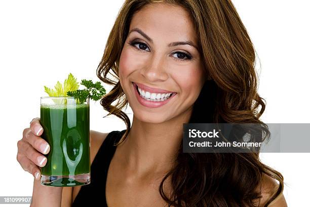 Mujer Beber Jugo De Vegetales Foto de stock y más banco de imágenes de 20 a 29 años - 20 a 29 años, 20-24 años, Adulto