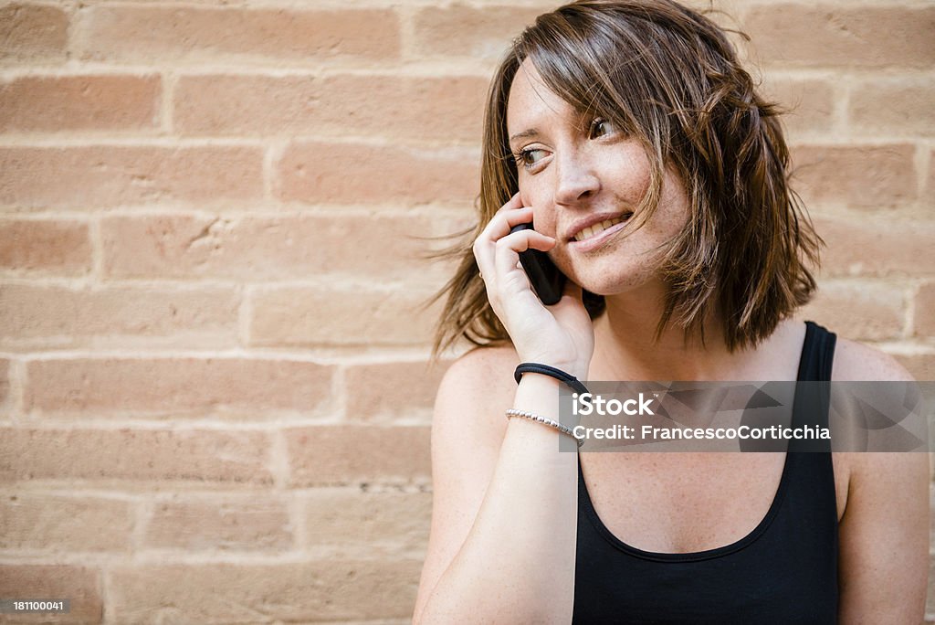 Joven mujer feliz en el teléfono - Foto de stock de Adolescencia libre de derechos