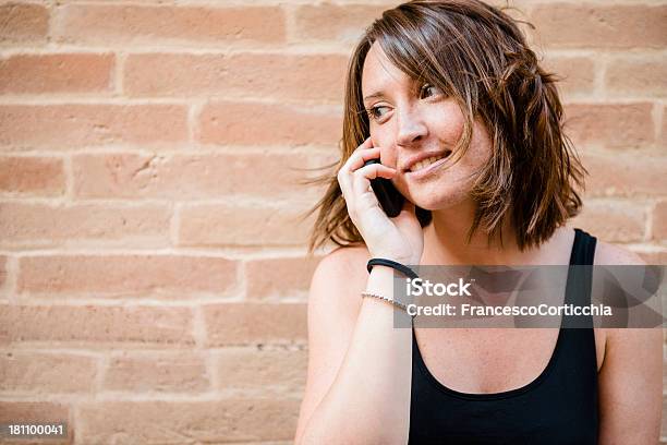 Joven Mujer Feliz En El Teléfono Foto de stock y más banco de imágenes de Adolescencia - Adolescencia, Adolescente, Adulto