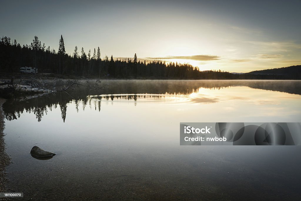 Wilderness mountain lake in den Sonnenaufgang. - Lizenzfrei Abgeschiedenheit Stock-Foto