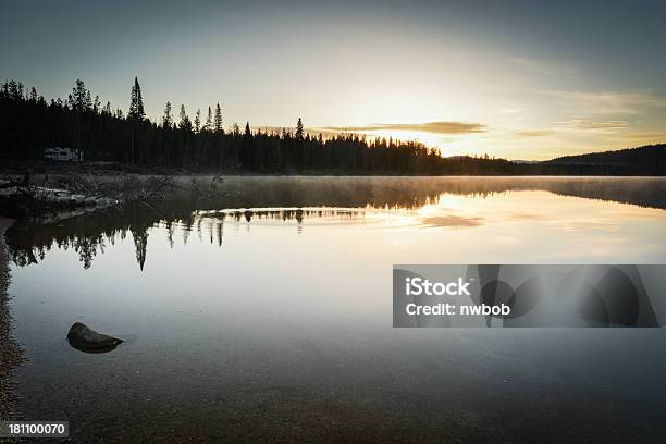 Photo libre de droit de Wilderness Lac De Montagne Au Lever Du Soleil banque d'images et plus d'images libres de droit de Aube - Aube, Camping, Endroit isolé