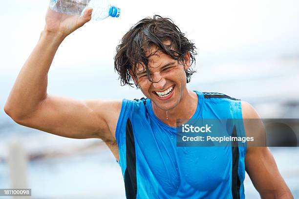 De Refrescarse Después De Un Duro Entrenamiento Foto de stock y más banco de imágenes de Actividades recreativas - Actividades recreativas, Adulto, Adulto joven