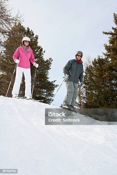 Feliz Pareja En La Nieve Foto de stock y más banco de imágenes de 30-39 años - 30-39 años, Abrazar, Accesorio de cabeza