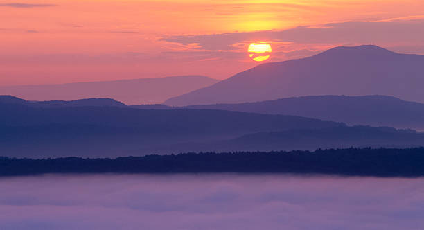 sunrise mgła i górskich, - mt ascutney zdjęcia i obrazy z banku zdjęć