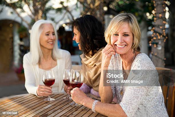 Novias De Futbolistas Bebiendo Vino Foto de stock y más banco de imágenes de Mujeres maduras - Mujeres maduras, Mujeres, Tercera edad