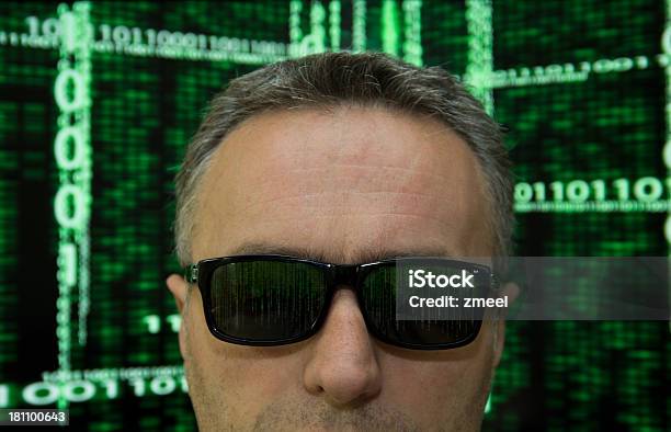 Hacker Foto de stock y más banco de imágenes de Adulto - Adulto, Biometría, Color - Tipo de imagen