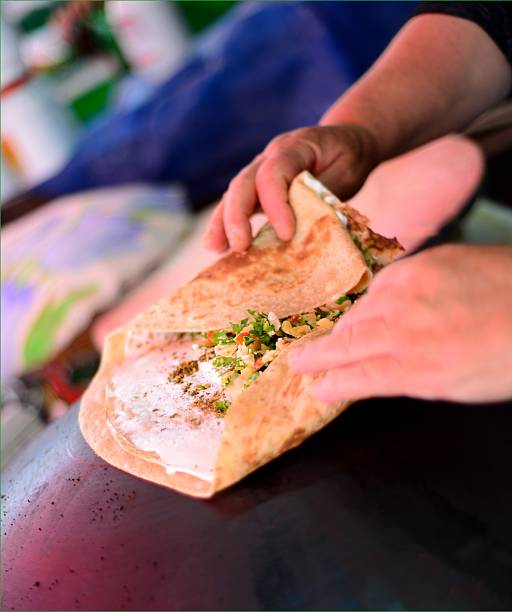 druze taboon pan pita con una ensalada en carmel mercado - druze fotografías e imágenes de stock