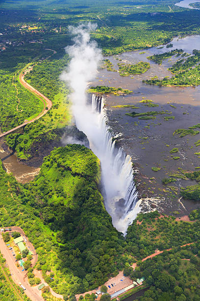 vista aérea de las cataratas de victoria - victoria falls waterfall zimbabwe zambia fotografías e imágenes de stock