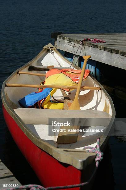 Vermelha Canoa - Fotografias de stock e mais imagens de Ao Ar Livre - Ao Ar Livre, Barco a Remos, Boia - Equipamento de Desporto Aquático