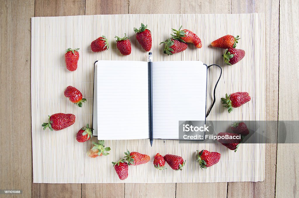 Vide livre de recettes entouré des fraises - Photo de Fraise libre de droits