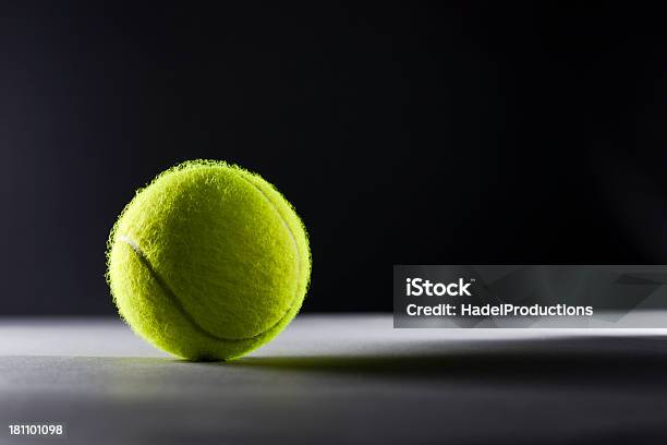 テニスボールのドラマティックな眺め - ふわふわのストックフォトや画像を多数ご用意 - ふわふわ, カットアウト, カラー画像