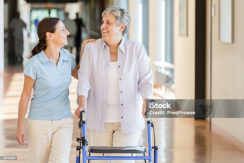 Mulher sênior com walker e cuidadora - Foto de stock de Adulto royalty-free