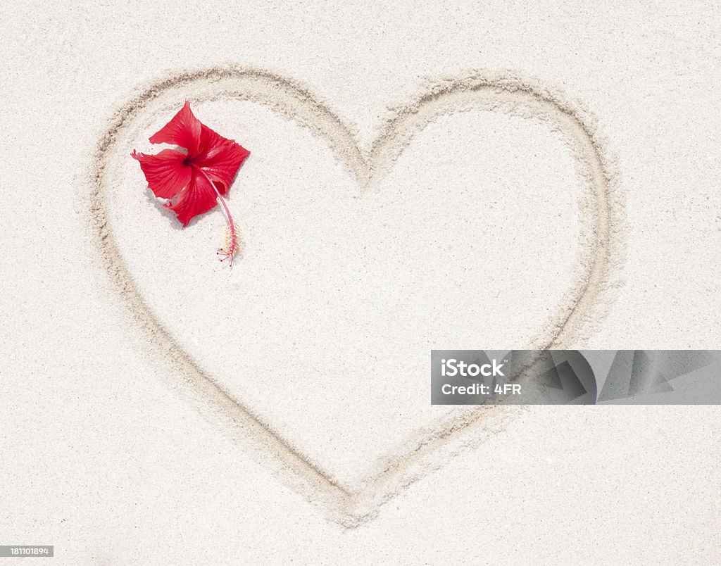 Sabbia cuore con fiore di ibisco - Foto stock royalty-free di Big Island - Isola di Hawaii