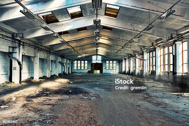 Foto de Dirty Antiga Fábrica Abandonada e mais fotos de stock de Acabado - Acabado, Anti-higiênico, Armazém