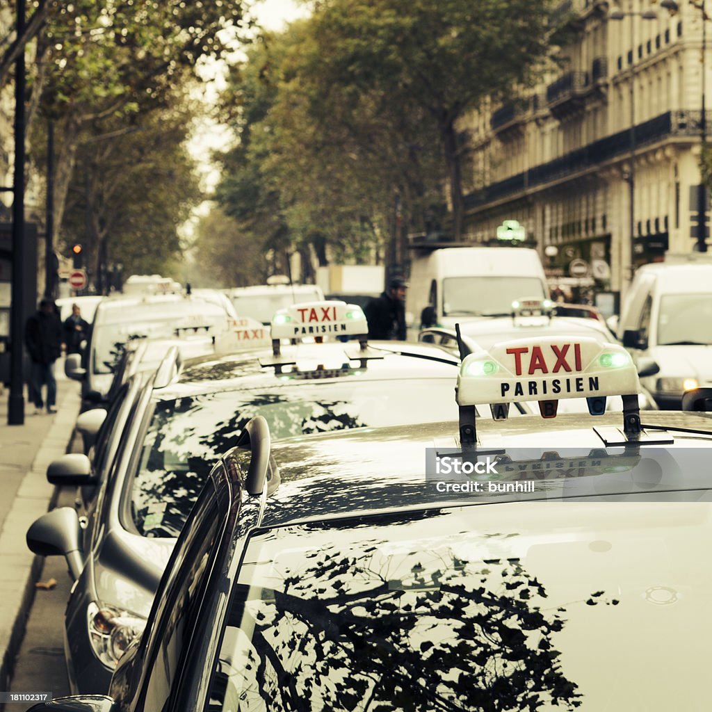 Paris taxis: taxis en la concurrida calle de la ciudad - Foto de stock de Aire libre libre de derechos