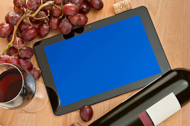 планшет и питание - resveratrol wineglass wine bottle wine стоковые фото и изображения
