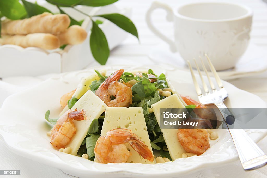 Salade de roquette, de crevettes et au parmesan. - Photo de Aliment libre de droits