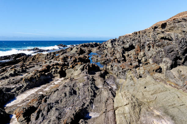 piscina rocciosa a playa del valle - fuerteventura - light sea low tide fuerteventura foto e immagini stock