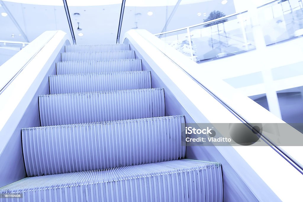 Перспективы чтобы двигаться лестница на станции метро - Стоковые фото Абстрактный роялти-фри