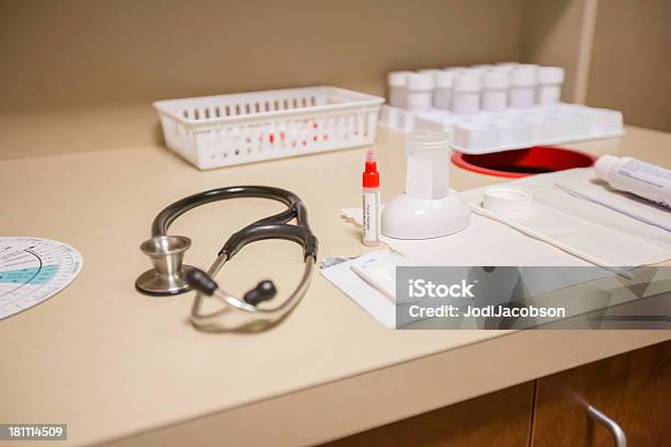 Ginecologista Visita Com Esfregaço Cervical Teste - Fotografias de stock e mais imagens de Esfregaço Cervical - Esfregaço Cervical, Amostra Médica, Azul