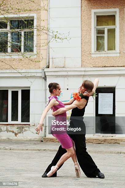 Bailando En La Calle Foto de stock y más banco de imágenes de Adulto - Adulto, Aire libre, Amor - Sentimiento