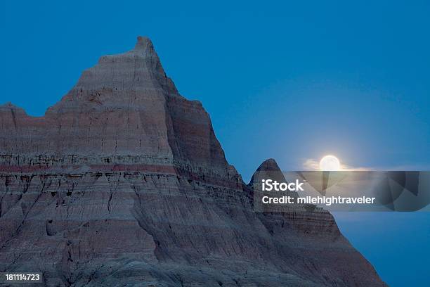 Photo libre de droit de Moonrise Sur Parc National Des Badlands Dakota Du Sud banque d'images et plus d'images libres de droit de Badlands