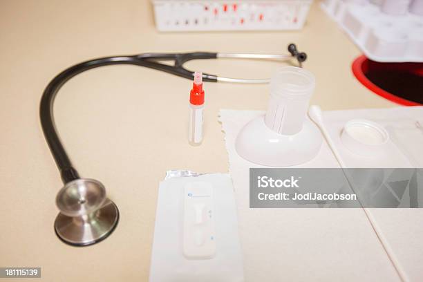 Ginecologista Visita Com Esfregaço Cervical Teste - Fotografias de stock e mais imagens de Amostra Médica - Amostra Médica, Azul, Branco