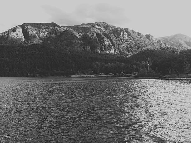 istock Oregon Mountains and Columbia River 181115774