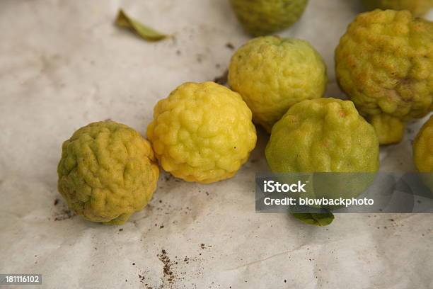 Photo libre de droit de Marché De Producteurs Citron Vert Combava banque d'images et plus d'images libres de droit de Agrume - Agrume, Aliment, Aliment cru