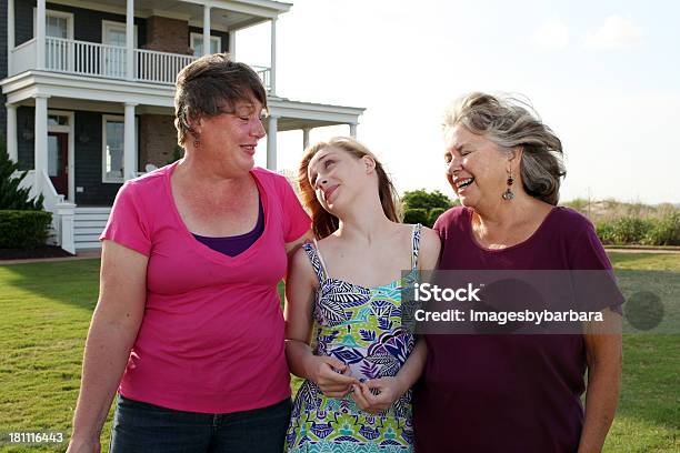 Foto de Conversa e mais fotos de stock de 12-13 Anos - 12-13 Anos, 45-49 anos, 70 anos