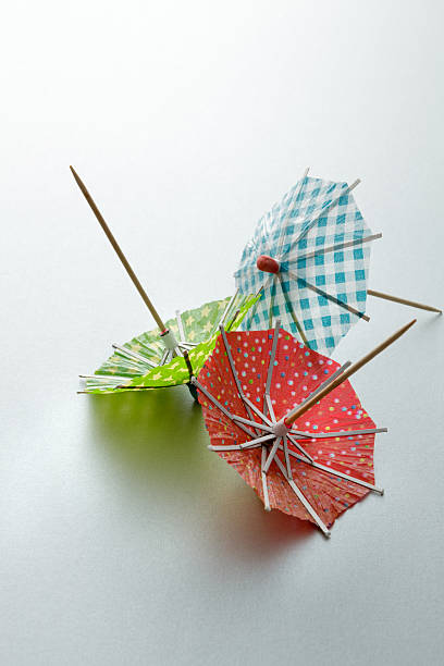 grupo: coquetel de guarda-chuva - drink umbrella umbrella parasol small group of objects - fotografias e filmes do acervo