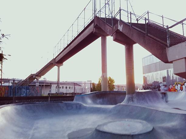 skate-park mit graffiti und große-brücke - skateboard park ramp skateboard graffiti stock-fotos und bilder