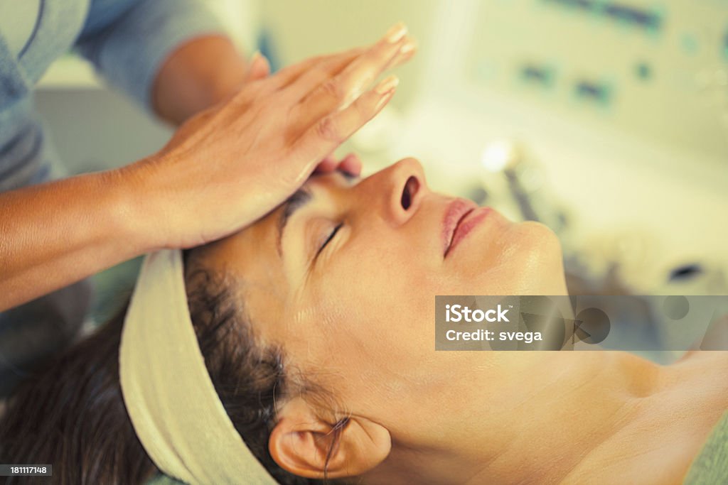 Mulher Madura em tratamento cosmético - Foto de stock de 50 Anos royalty-free