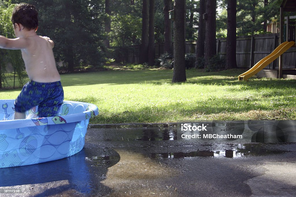 Junge In pool_horizontal - Lizenzfrei Plastikmaterial Stock-Foto