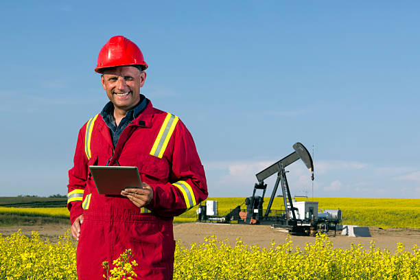 pracownik przemysłu naftowego w canola - oil industry digital tablet manual worker mining zdjęcia i obrazy z banku zdjęć