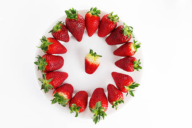 istock Porcelain plate and fresh strawberry 181117317