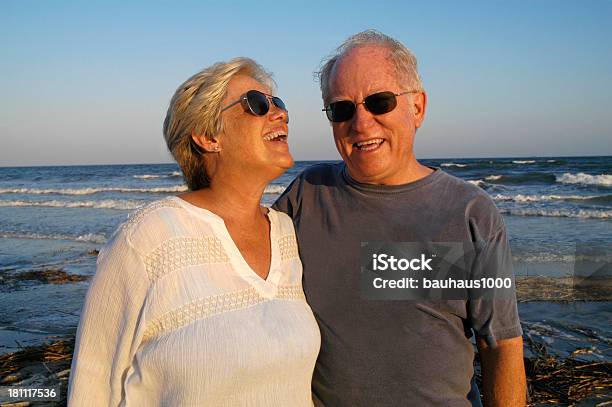 Senior Coppia Sulla Spiaggia - Fotografie stock e altre immagini di 60-64 anni - 60-64 anni, 60-69 anni, Acqua