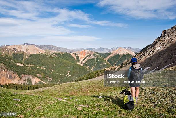 Botas Y Perro Mirando A La Vista Foto de stock y más banco de imágenes de Colorado - Colorado, Excursionismo, Camino