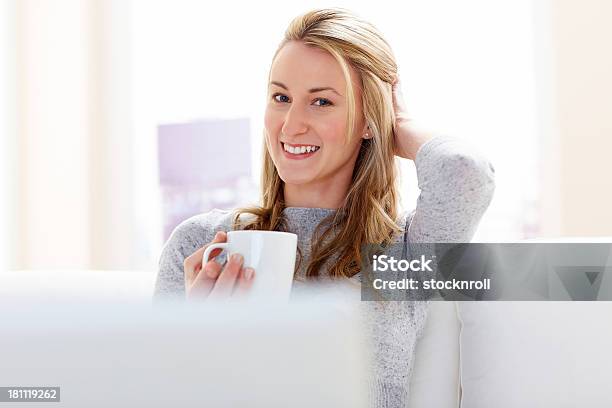 Mujer Sonriente Relajante En Casa Con Una Taza De Café Foto de stock y más banco de imágenes de 20 a 29 años