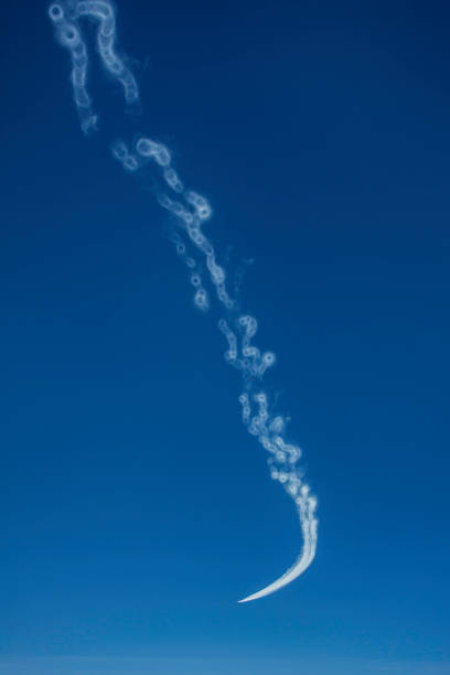 Contrails - foto de acervo