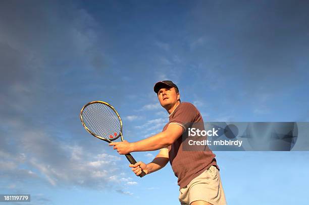 Giocatore Di Tennis In Attesa Di Palla In Rete - Fotografie stock e altre immagini di Abbigliamento da tennis - Abbigliamento da tennis, Adulto, Affari