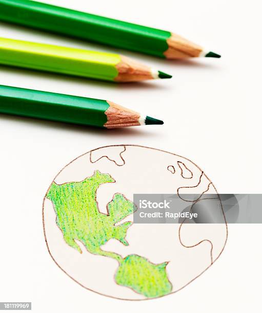 Foto de Três Cores De Lápis E Lápis De Cor Verde No Mapamúndi De Desenho À Mão e mais fotos de stock de Afiado