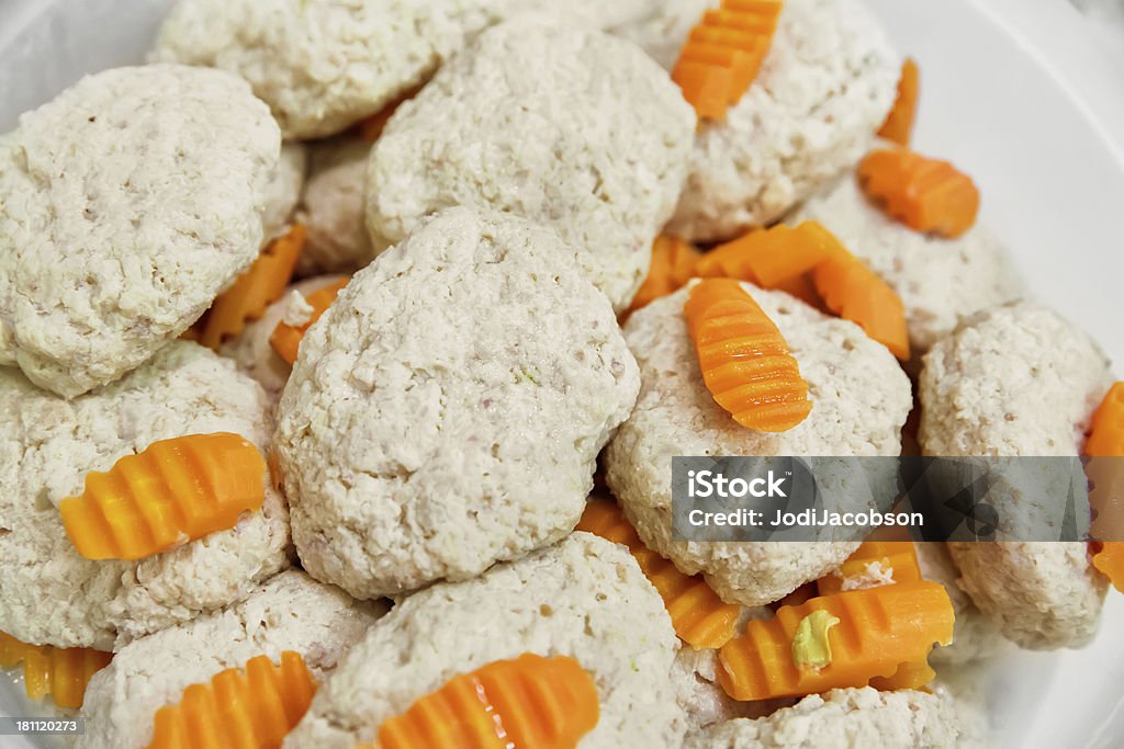 Poisson gefilte avec carottes - Photo de Pâque juive libre de droits