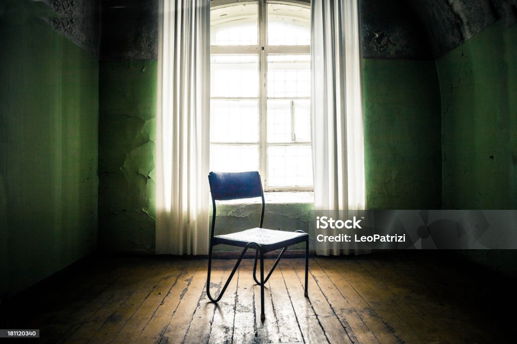 Sala vazia com uma cadeira - Foto de stock de Abandonado royalty-free