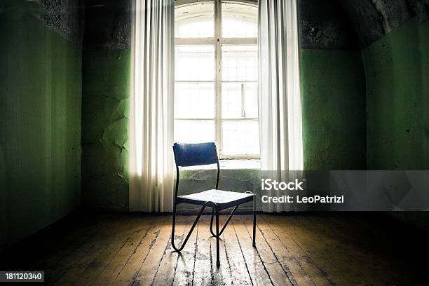 Foto de Sala Vazia Com Uma Cadeira e mais fotos de stock de Abandonado - Abandonado, Acabado, Antigo