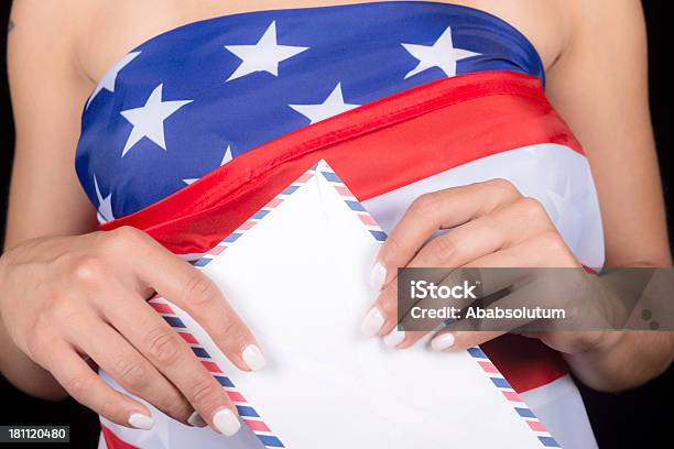 Kobieta Z List I Usa Flagi - zdjęcia stockowe i więcej obrazów Amerykańska flaga - Amerykańska flaga, Biały lakier do paznokci, Ciało ludzkie
